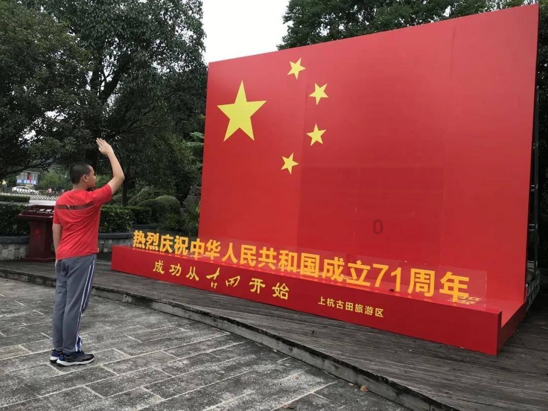 帮帮侠热评：老人倒地瞬间 女子用包托住头